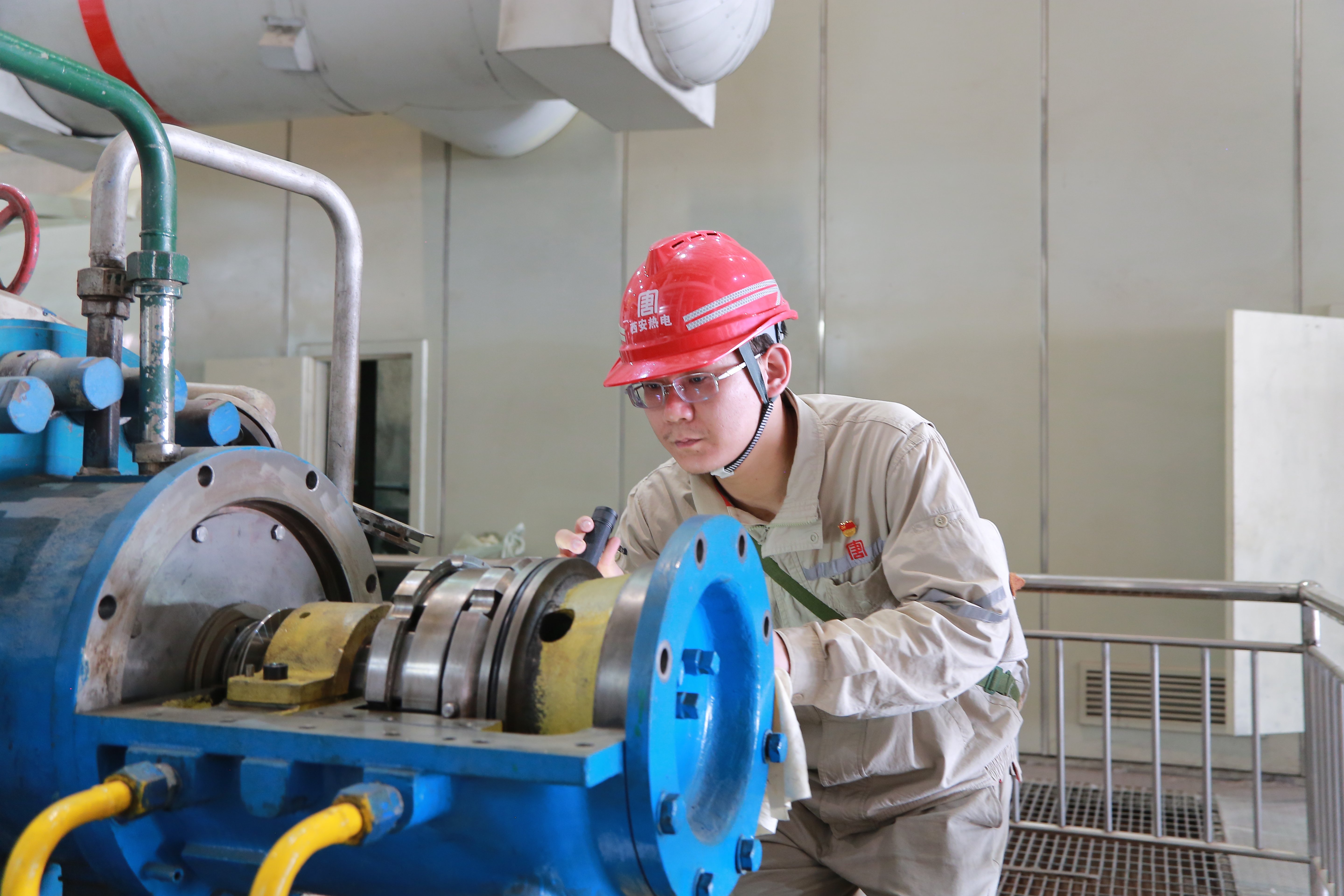 1717048085772036038.jpg 1號(hào)機(jī)組C修對(duì)氣動(dòng)給水泵B瓦塊進(jìn)行檢查.jpg