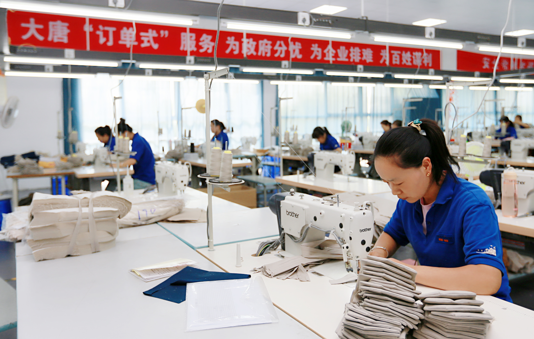 4.中國大唐引進(jìn)“訂單式”扶貧企業(yè).，讓異地搬遷群眾實(shí)現(xiàn)家門口就業(yè).jpg