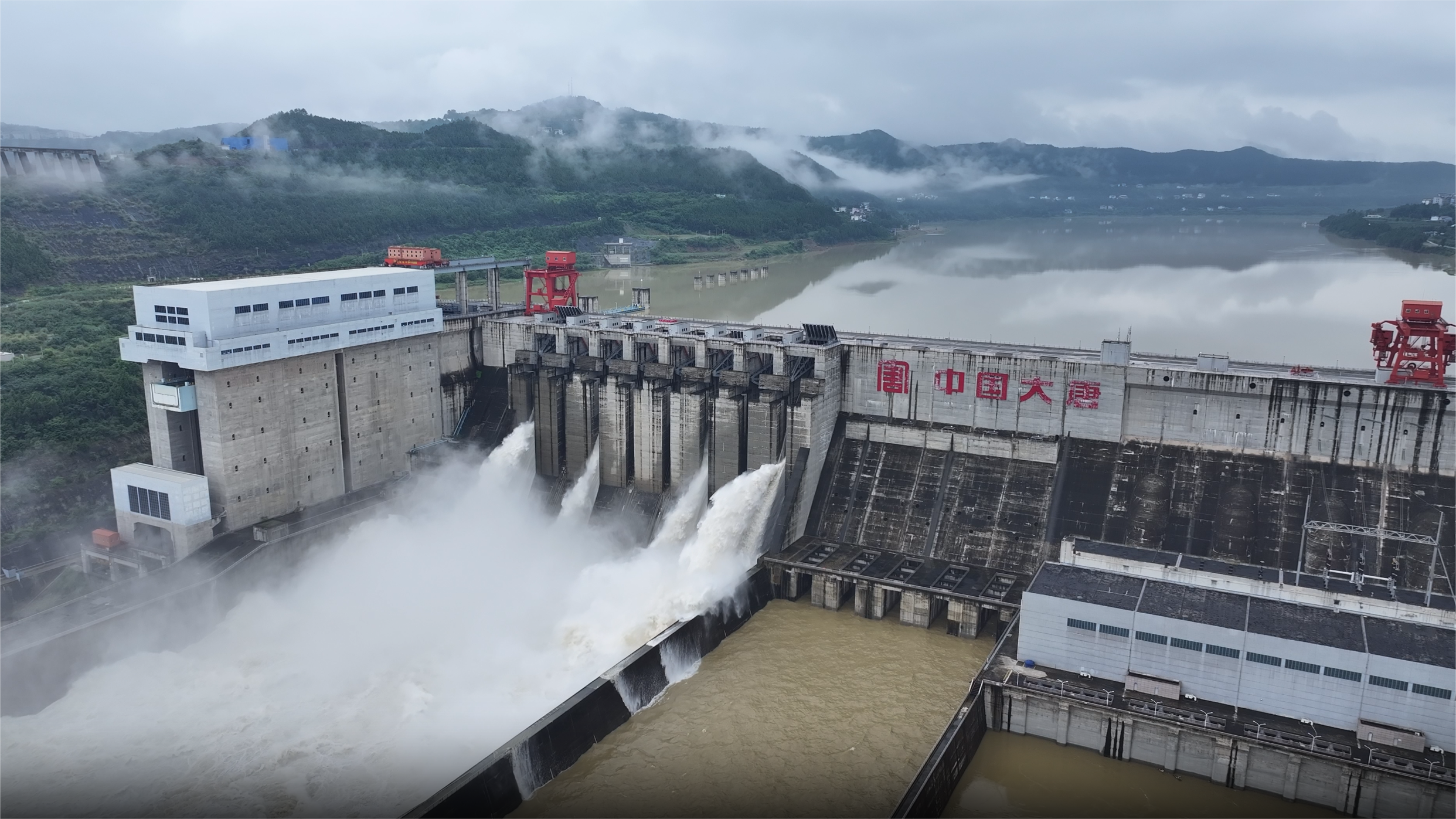 2024年7月，大唐亭子口水利樞紐泄洪場景。袁玉嬌攝 (2).png