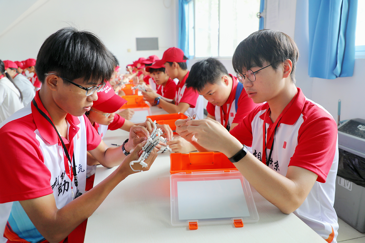 1723452244745036281.jpg 學(xué)生在北科青少年無人機(jī)實訓(xùn)基地參觀學(xué)習(xí)a.jpg